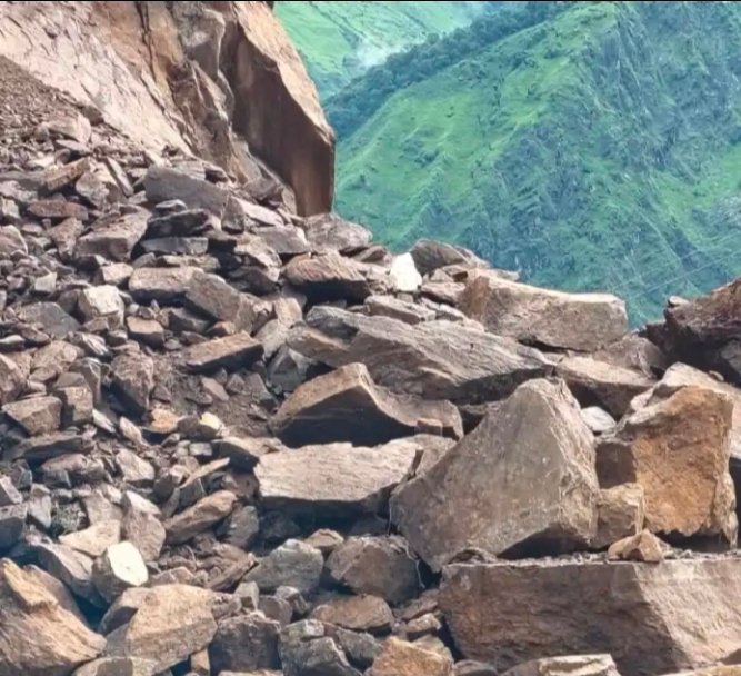 बारिश से पिथौरागढ़ बेहाल: तवाघाट में पहाड़ दरकने से हाईवे बंद, दारमा घाटी का संपर्क टूटा, 17 सड़कें अब भी बंद