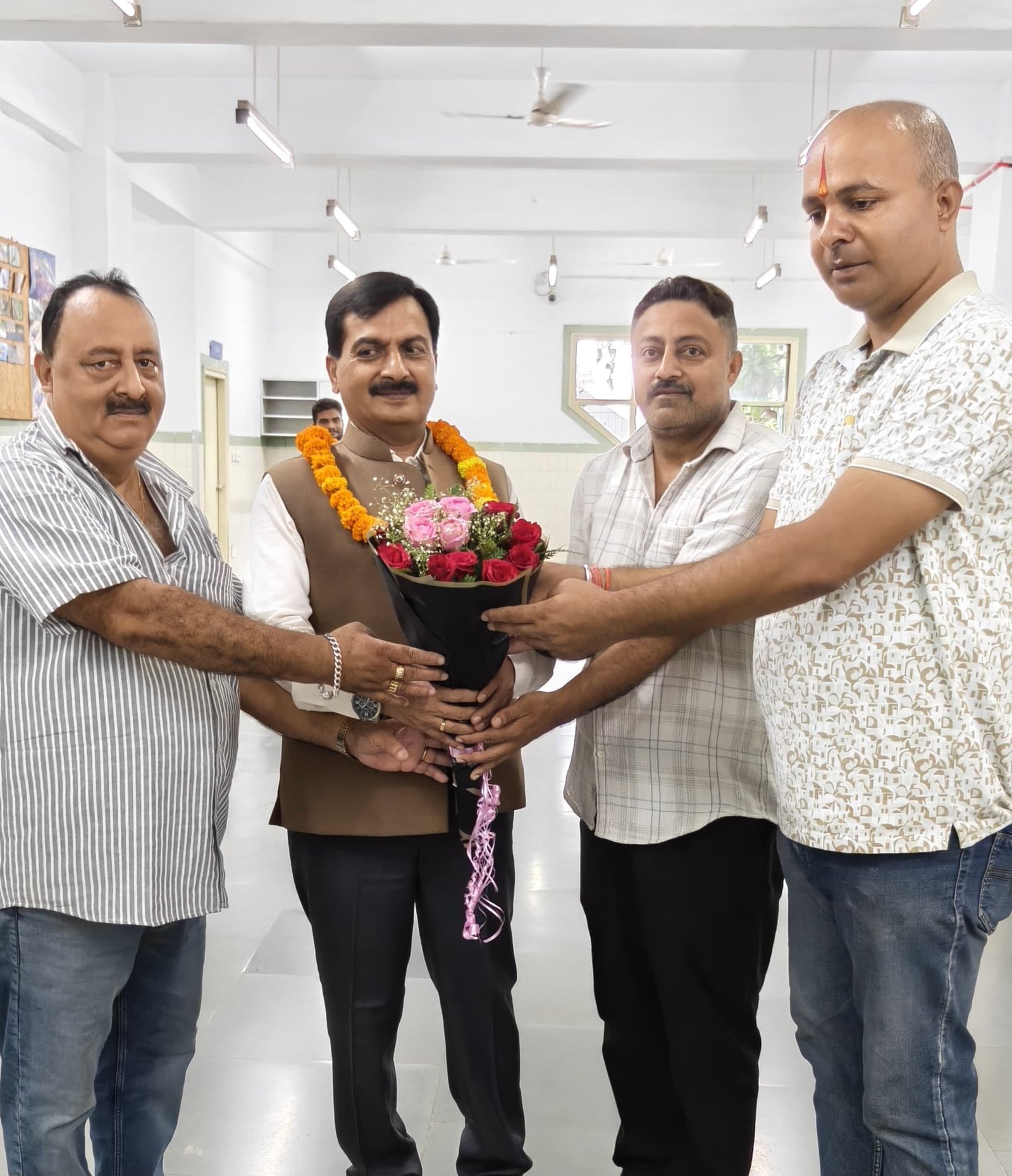 सुशीला तिवारी अस्पताल के नए प्रिंसिपल डॉ. अजय आर्या से मिले कांग्रेस नेता मनोज शर्मा, भीमताल के मरीजों को प्राथमिकता देने की उठाई मांग