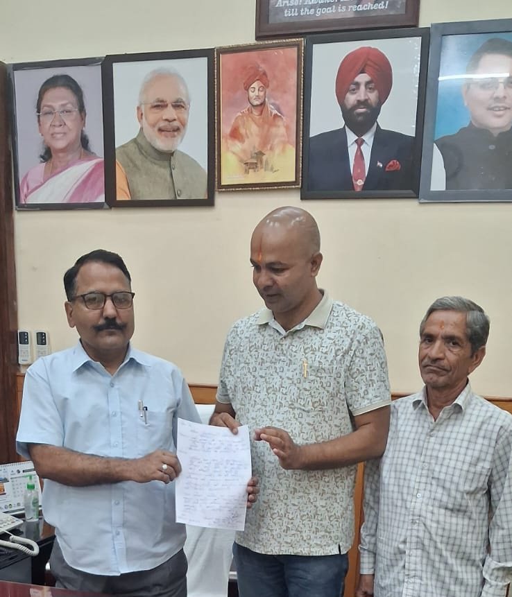 पदमपुरी, गुनियालेख और पलड़ा बाजार में सार्वजनिक शौचालय की मांग, डीएम ने दिए तत्काल कार्रवाई के निर्देश