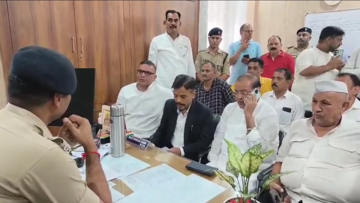 हल्द्वानी रामलीला मैदान ‘शुद्धिकरण’ विवाद ने पकड़ा सियासी तूल, राहुल गांधी पर FIR के बाद नेता प्रतिपक्ष यशपाल आर्य पहुंचे CO कार्यालय