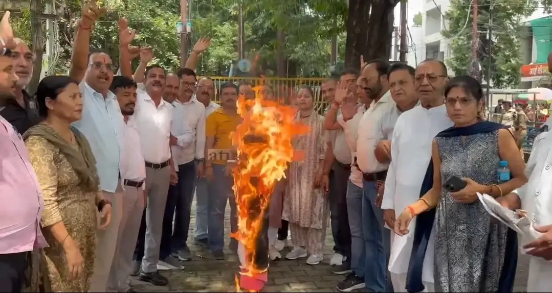 ‘राहुल मियां’ बयान पर गरमाई सियासत, कांग्रेस ने नितिन नबीन का पुतला फूंका