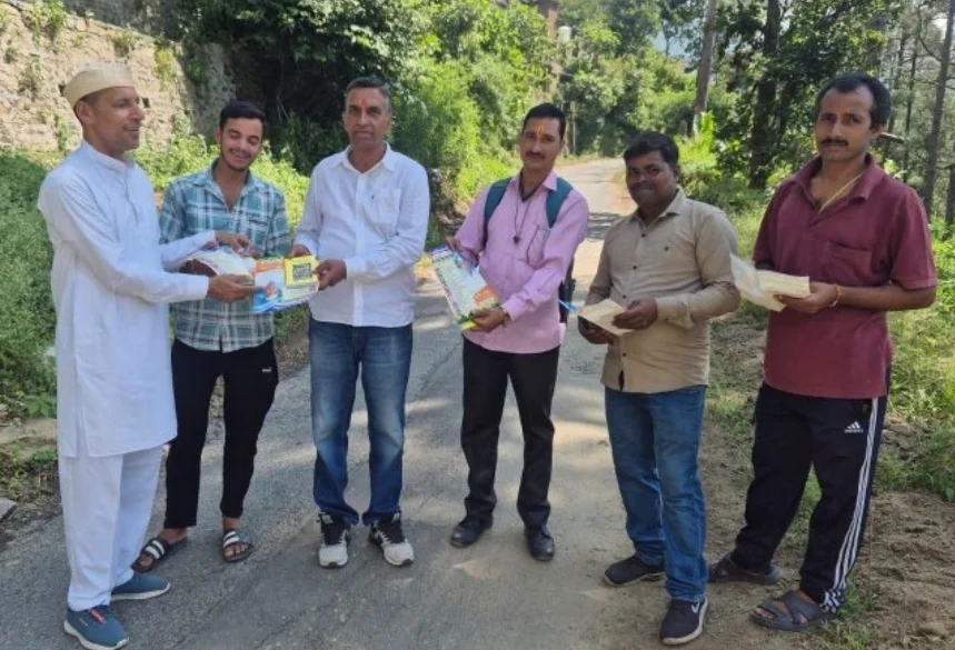 भीमताल : राज्य आंदोलनकारी हरीश पनेरू ने ग्रामीणों से संवाद कर सुनीं समस्याएं, संकल्प पत्र, श्रीमद्भगवद्गीता और हनुमान चालीसा भेंट कर सर्वांगीण विकास का साझा किया संकल्प