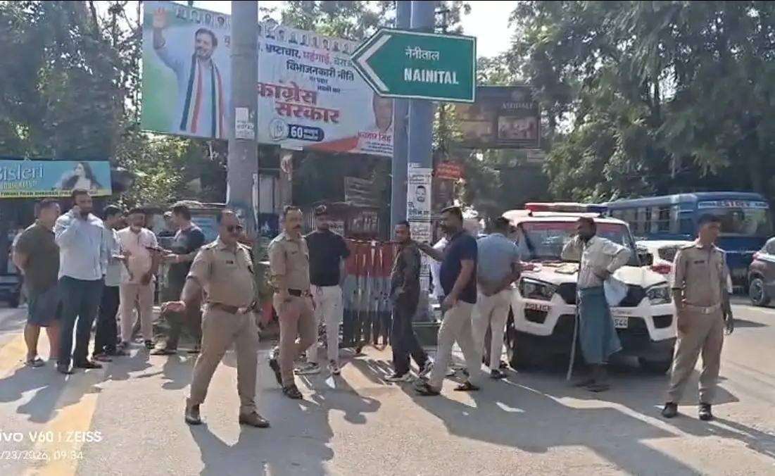 कालाढूंगी के नैनीताल तिराहे पर पुलिस चेकिंग से बढ़ी परेशानी, त्योहार के दिन जाम को लेकर स्थानीय लोगों में नाराजगी