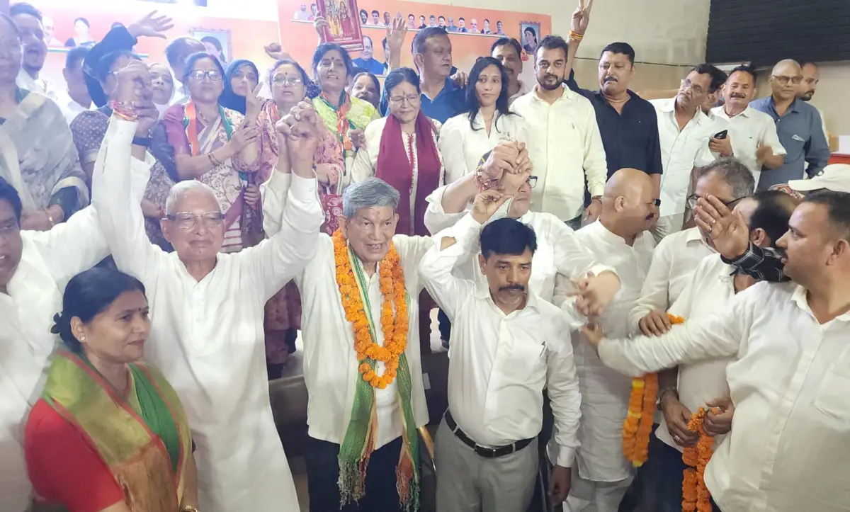 जेसीबी से फूलों की बारिश, हरीश रावत के स्वागत में उमड़ा जनसैलाब; संजय नेगी के शक्ति प्रदर्शन से गरमाई रामनगर की सियासत