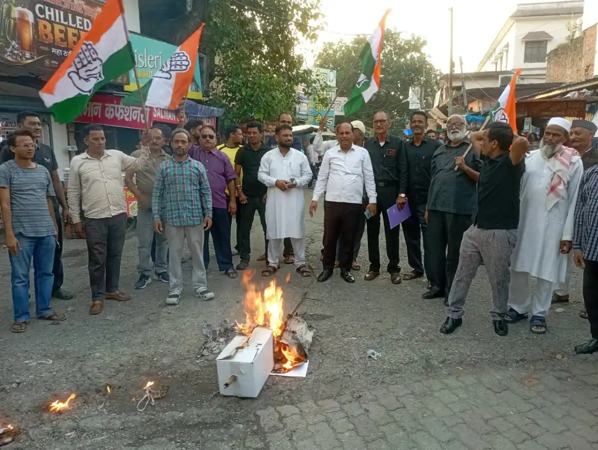कालाढूंगी में कांग्रेस का जोरदार प्रदर्शन, ‘वोट चोरी’ के आरोपों पर पीएम मोदी, अमित शाह और मुख्य निर्वाचन आयुक्त का पुतला फूंका