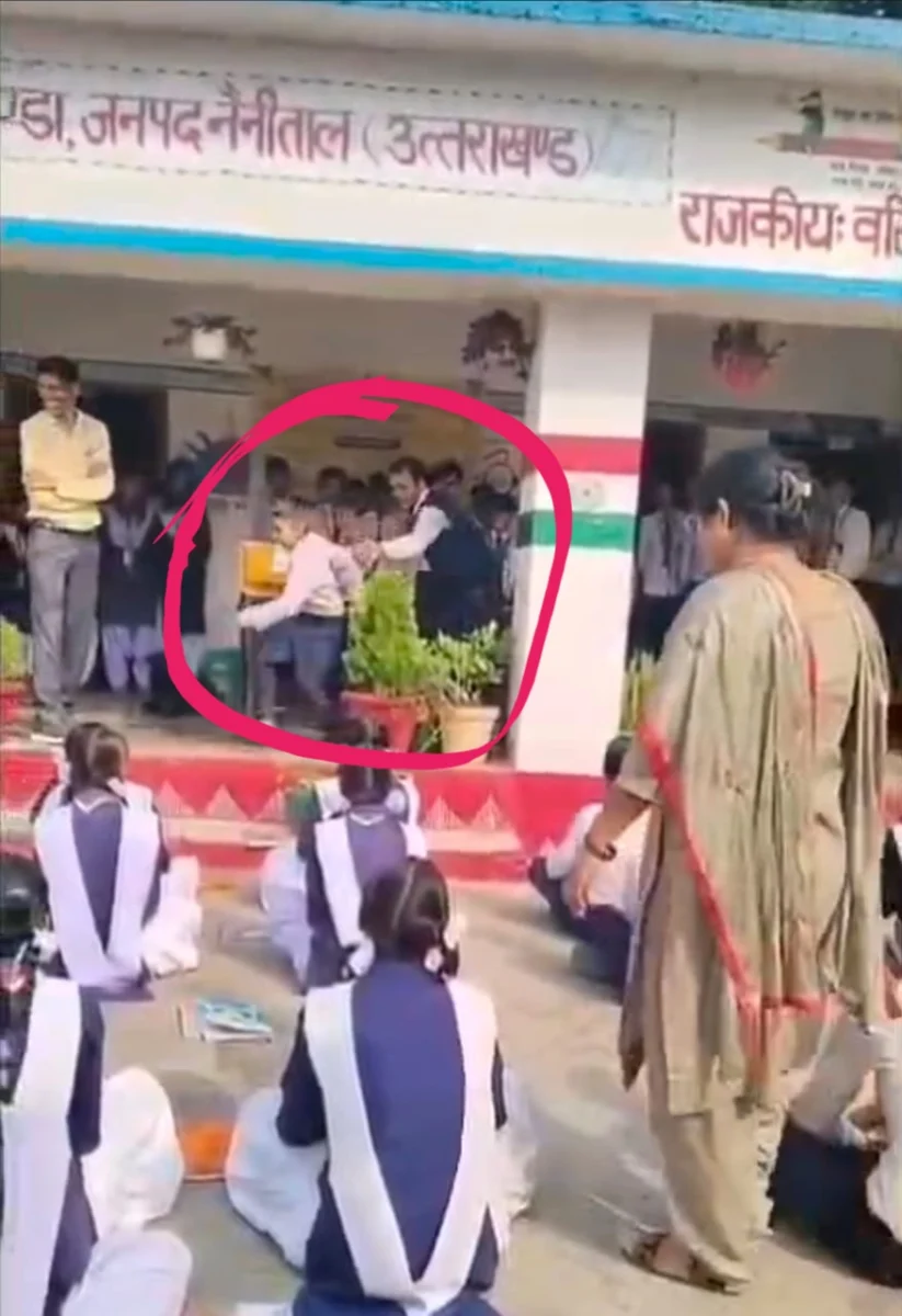 ओखलकांडा ब्लाक के राजकीय इंटर कॉलेज डालकन्या में विवाद गहराया, प्रार्थना सभा में विद्यार्थियों की पिटाई का वीडियो वायरल; जांच प्रक्रिया से ग्रामीण असंतुष्ट, घर के नजदीकी विद्यालय में संबद्धता पर उठाए सवाल