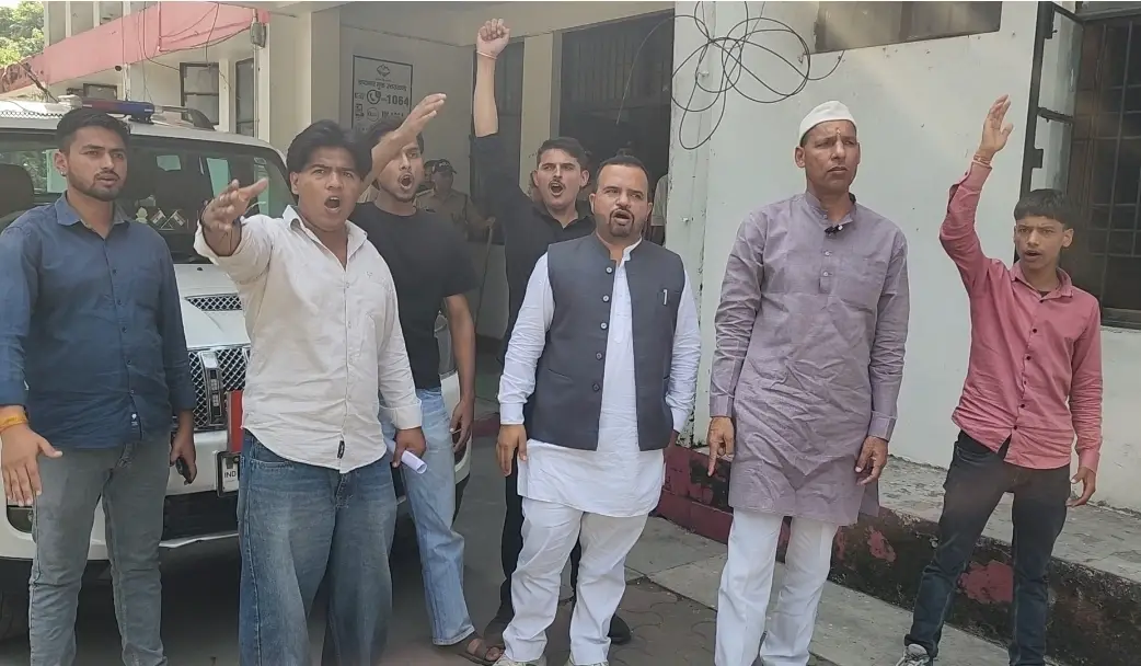 भीमताल: पतलोट महाविद्यालय में भवन उद्घाटन से पहले छात्रों का हंगामा, छात्र महासंघ अध्यक्ष यतिन पांडेय हिरासत में, राज्य आंदोलनकारी हरीश पनेरू व युवा नेता विपिन पांडे का हल्द्वानी कोतवाली में प्रदर्शन