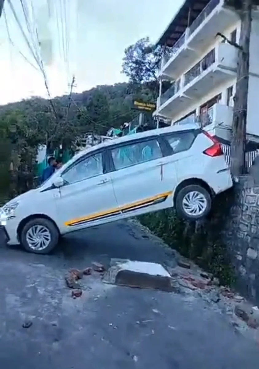 नैनीताल में बड़ा हादसा टला, होटल की पार्किंग की दीवार तोड़कर सड़क पर गिरी की कार; घंटों बाधित रहा यातायात