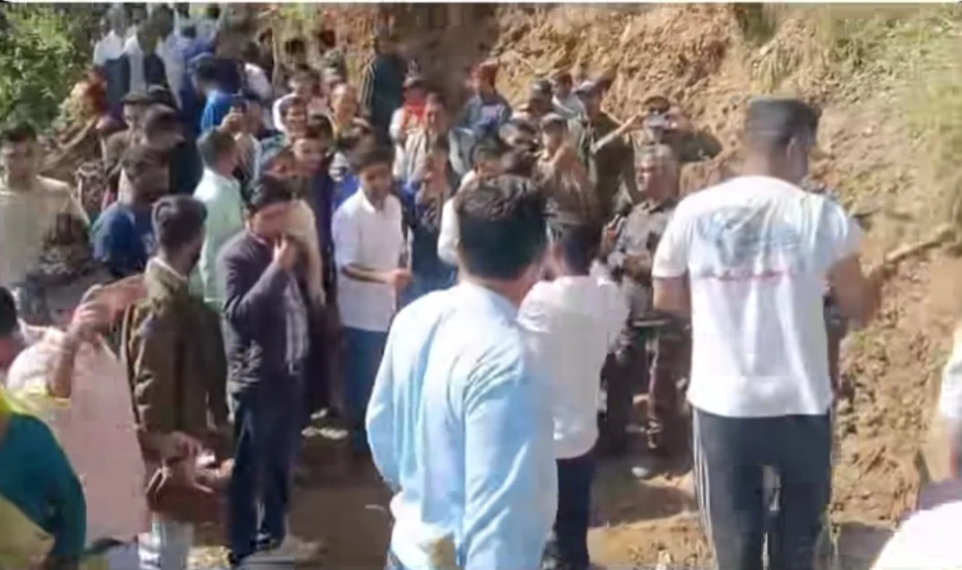 ओखलकांडा के अधौड़ा में सड़क निर्माण रुकने से ग्रामीणों में जबरदस्त आक्रोश, महिलाओं ने मंत्री राम सिंह कैड़ा के खिलाफ की नारेबाजी, वीडियो…